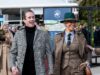 Hannah Waddingham, 51 anni, tiene per mano il bel chirurgo della colonna vertebrale mentre si dirigono al Pageant di Cheltenham con giacche scozzesi abbinate