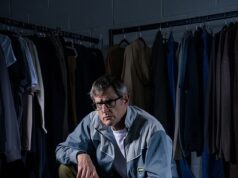 Louis Theroux, l’improbabile icona della moda! Le scarpe da ginnastica Nike indossate dal presentatore, 55 anni, per la campagna JD sono esaurite e costano £ 400 sui siti di rivendita dopo l’enorme successo del suo documentario Netflix Manosphere