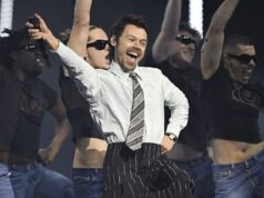 Harry Types si assicura l’album più venduto da un artista solista maschile in quasi un decennio mentre la sua carriera decolla ulteriormente con l’uscita del nuovo disco Kiss All The Time. Discoteca, occasionalmente