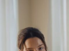 Maura Higgins si spoglia completamente nuda per un bagnoschiuma mentre recita in una nuova pubblicità per il giorno di San Patrizio