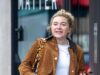Florence Pugh lascia la palestra boutique nella zona ovest di Londra tutta vestita di marrone con il suo amato Staffordshire terrier Billie