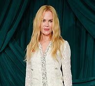 Nicole Kidman è disinvoltamente giovane con l’affascinante Lauren Sanchez e Lily-Rose Depp alla cena pre-Oscar di Chanel