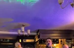 La star di EastEnders Max Bowden lascia i frequentatori di pub sbalorditi con un’incredibile efficiency di karaoke