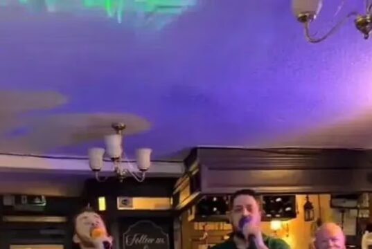 La star di EastEnders Max Bowden lascia i frequentatori di pub sbalorditi con un’incredibile efficiency di karaoke