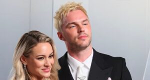 La moglie di Nicholas Hoult, Bryana Holly, risponde alle critiche di physique shaming sulla sua apparizione alla festa degli Oscar
