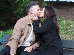 Kym Marsh e il suo nuovo fidanzato Tom Dickinson preparano le valigie sul PDA mentre condividono un bacio durante una passeggiata romantica