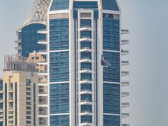 I proiettili iraniani continuano a colpire le infrastrutture dei paesi del Golfo