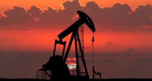 Le azioni europee vengono scambiate al ribasso poiché i prezzi del petrolio rimangono sopra i 100 dollari al barile