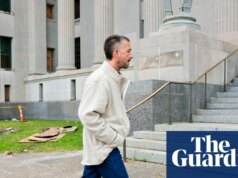 Shia LaBeouf si arrende alla polizia di New Orleans dopo che un nuovo mandato aggiunge la terza carica alla batteria