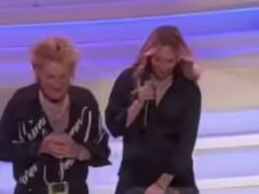 Rod Stewart si esibisce con la figlia e il nipote