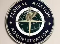 Un piccolo aereo effettua un atterraggio di emergenza nel gelido fiume Hudson e le 2 persone a bordo nuotano verso la salvezza