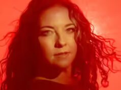 Ashley McBryde si emoziona durante il suo viaggio di riabilitazione