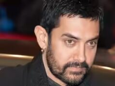 Aamir Khan sorpreso a giocare a scacchi sul portatile mentre i paparazzi si avvicinano
