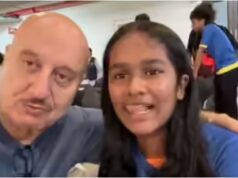 Anupam partecipa a un evento scolastico per la figlia di Satish Kaushik