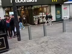 “Ho paura di uscire a Manchester adesso”: donna britannica multata di 150 sterline per aver dato da mangiare ai piccioni durante la gita di compleanno