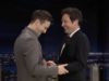 La star di Bridgerton Luke Thompson insegna a Jimmy Fallon un ballo elegante dello spettacolo