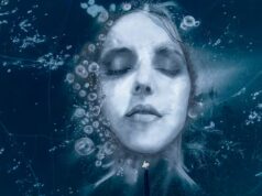 L’artista utilizza il lago ghiacciato dell’Alberta come tela