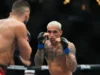 Pronostici sulle scommesse su UFC 326: Max Holloway contro Charles Oliveira in primo piano sulla carta in pila