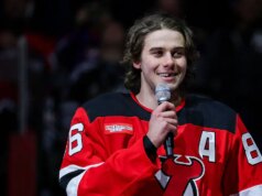 Jack Hughes scrive un messaggio alla squadra di baseball degli Stati Uniti