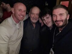 La dimostrazione di unità familiare di Cruz Beckham e il messaggio di Manchester mentre David sorridente osserva