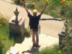 Il sospettato senza pantaloni si arrende alla squadra SWAT dopo lo stallo, in video