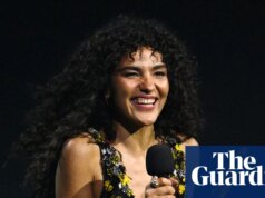 Olivia Dean conquista la ribalta ai Brit Awards 2026, vincendone quattro tra cui artista, canzone e album dell’anno