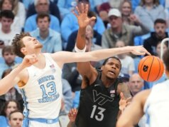 Henri Veesaar, numero 18 della Carolina del Nord, tiene a bada Virginia Tech