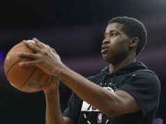 Il debuttante dei 76ers VJ Edgecombe (dietro) eliminato contro Jazz