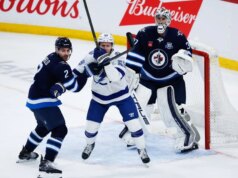 I Jets superano Lightning mentre Connor Hellebuyck supera Andrei Vasilevskiy