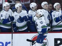 I Canucks scattano 7 partite in derapata con un’impennata nel 3° periodo oltre i Blackhawks