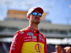 Joey Logano segna la pole per la gara di Coppa a Phoenix