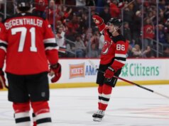 La tripletta di Jack Hughes aiuta i Devils a raddoppiare i Rangers