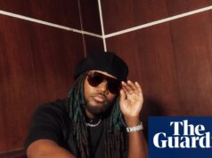 “Un cuore spezzato può trasformare qualcuno in un cattivo Casanova”: la star dell’R&B Leon Thomas parla della sfida, di D’Angelo e del suo personaggio da “cagnolino”