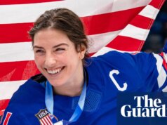 La star americana dell’hockey Hilary Knight risponde alla battuta di Trump sulla squadra femminile durante la scenetta del SNL