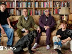 La foto di famiglia di Elton John period appesa alla Nationwide Portrait Gallery
