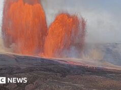Frammenti vulcanici piovono mentre il vulcano Kilauea delle Hawaii erutta