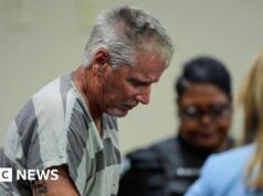 Verdetto di colpevolezza per il padre americano dell’uomo che ha sparato in una scuola adolescente