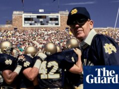 Lou Holtz, leggendario allenatore e conduttore di soccer universitario, muore all’età di 89 anni