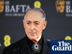 Il conduttore dei Bafta Alan Cumming critica la BBC per aver “trasmesso insulti e censurato la libertà di parola”