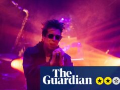 Recensione di Echo and the Bunnymen – Ian McCulloch lascia al pubblico il compito di cantare queste grandi canzoni senza tempo