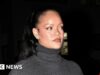 Donna accusata di tentato omicidio dopo aver sparato a casa di Rihanna