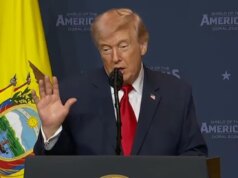 Donald Trump cube che si rifiuta di imparare lo spagnolo all’evento Defend of the Americas