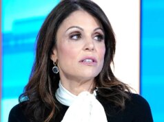 Bethenny Frankel sanguina dopo essersi tagliata il viso con un prodotto per la pelle in un video