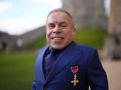 Warwick Davis sostiene il divieto dei social media per i bambini per aiutarli a esplorare la natura