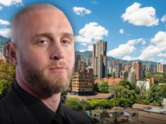 Chet, il figlio di Tom Hanks, afferma di essere rimasto bloccato in Colombia dopo il rilascio del passaporto