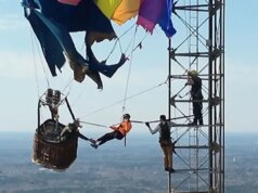 Mongolfiere salvati dopo essere rimasti impigliati su una torre alta 900 piedi, in video