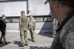 Un renitente alla leva ucraino fugge in aereo dalla montagna (FOTO)