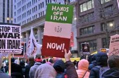 Il parlamentare americano accusa Trump di aver tentato di seppellire Epstein con l’Iran