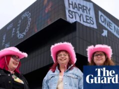 “Qualcuno ha pagato mille dollari in contanti”: i fan si accampano a Manchester per il primo concerto di Harry Types dal 2023