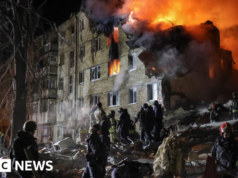 L’attacco russo al condominio di Kharkiv uccide sette persone